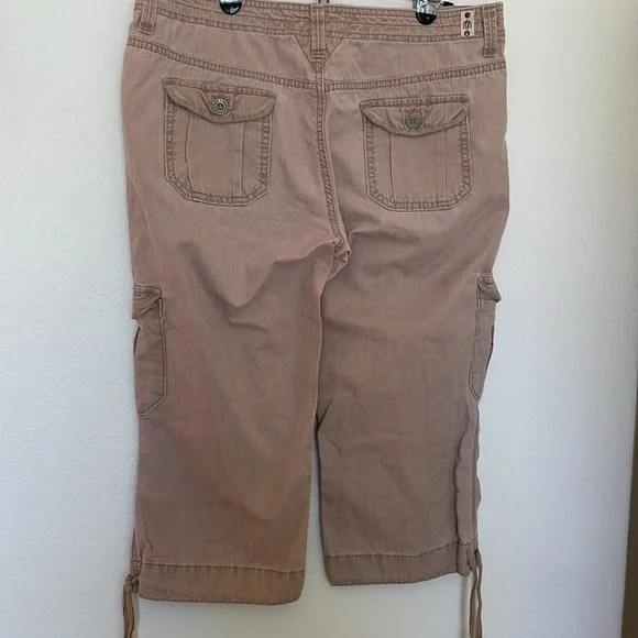 Levi’s Cropped Cargo Pants - Picture 2 of 6